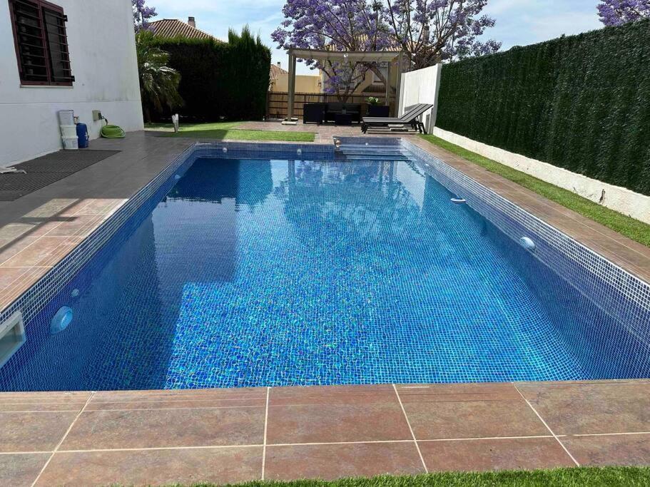 Modern 5-Bedroom Villa With Pool Montequinto المظهر الخارجي الصورة