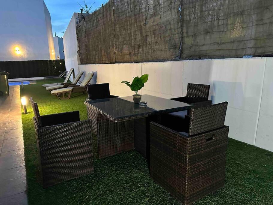Modern 5-Bedroom Villa With Pool Montequinto المظهر الخارجي الصورة