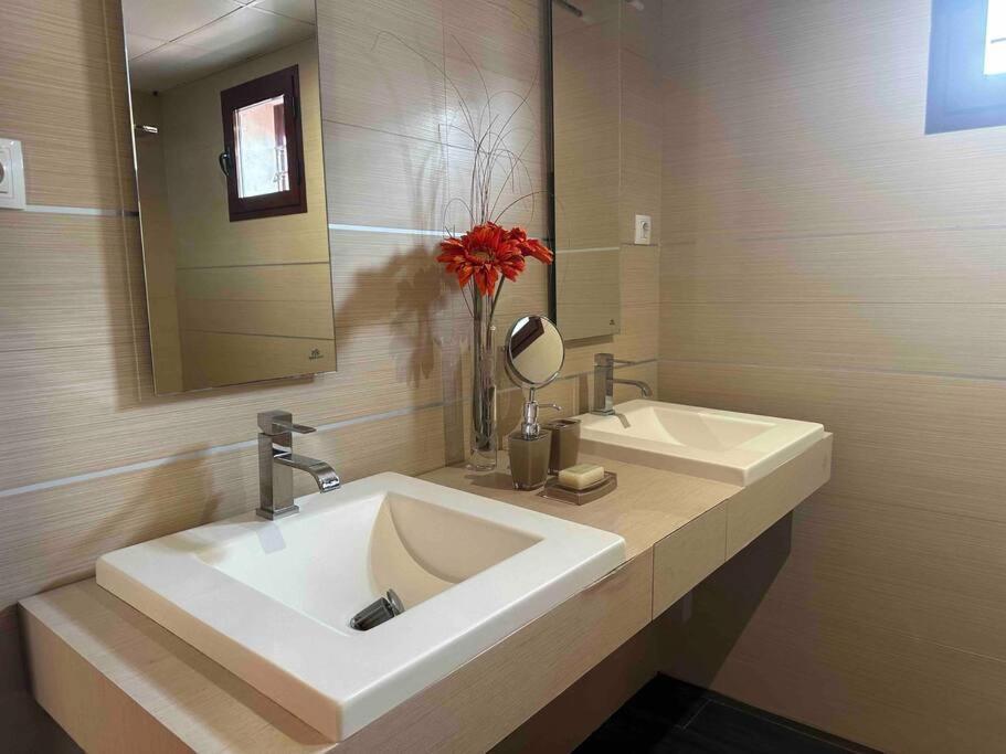 Modern 5-Bedroom Villa With Pool Montequinto المظهر الخارجي الصورة