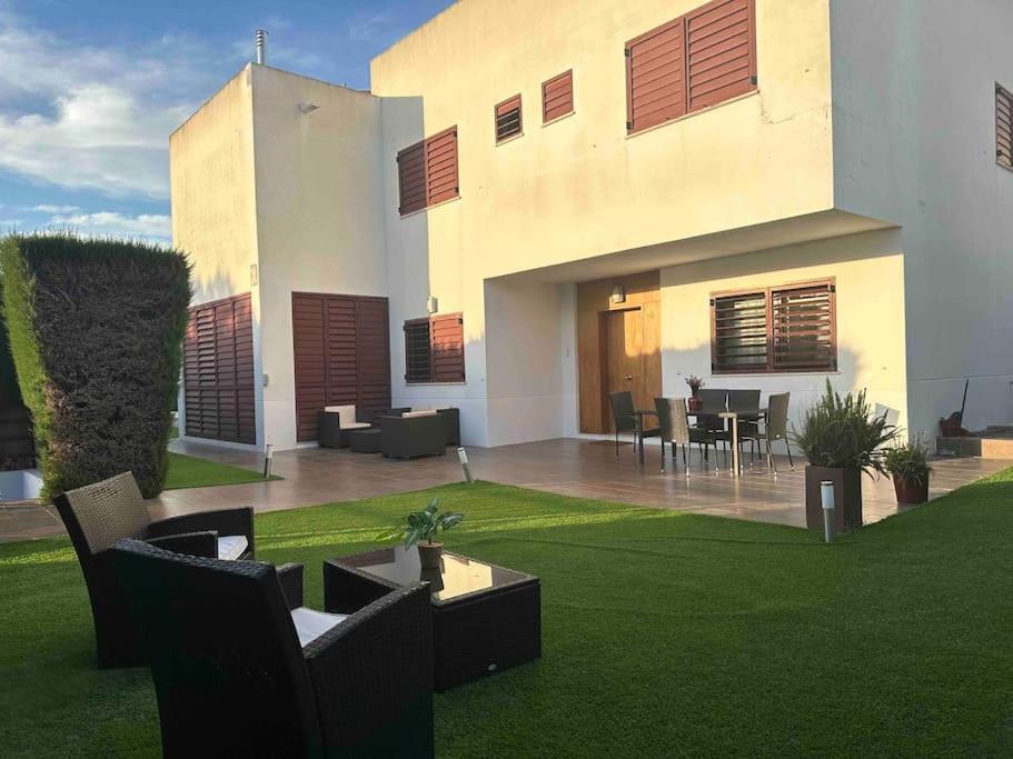 Modern 5-Bedroom Villa With Pool Montequinto المظهر الخارجي الصورة