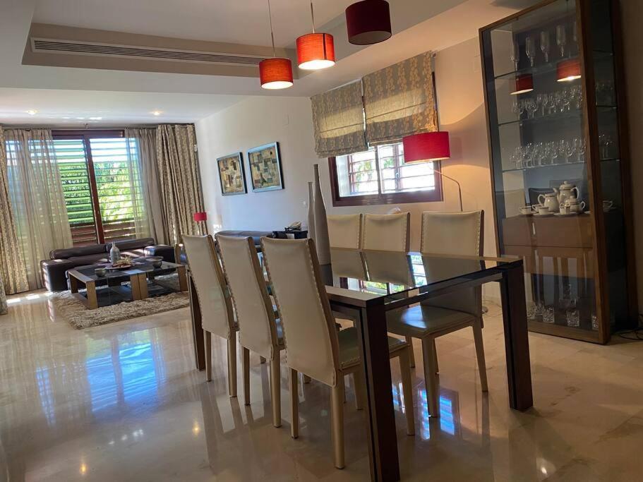 Modern 5-Bedroom Villa With Pool Montequinto المظهر الخارجي الصورة