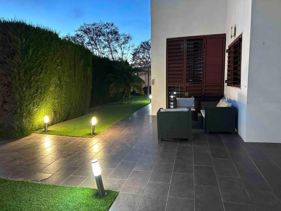 Modern 5-Bedroom Villa With Pool Montequinto المظهر الخارجي الصورة