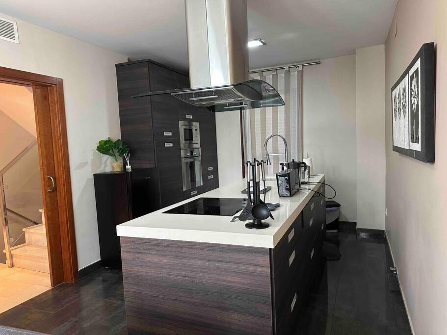 Modern 5-Bedroom Villa With Pool Montequinto المظهر الخارجي الصورة